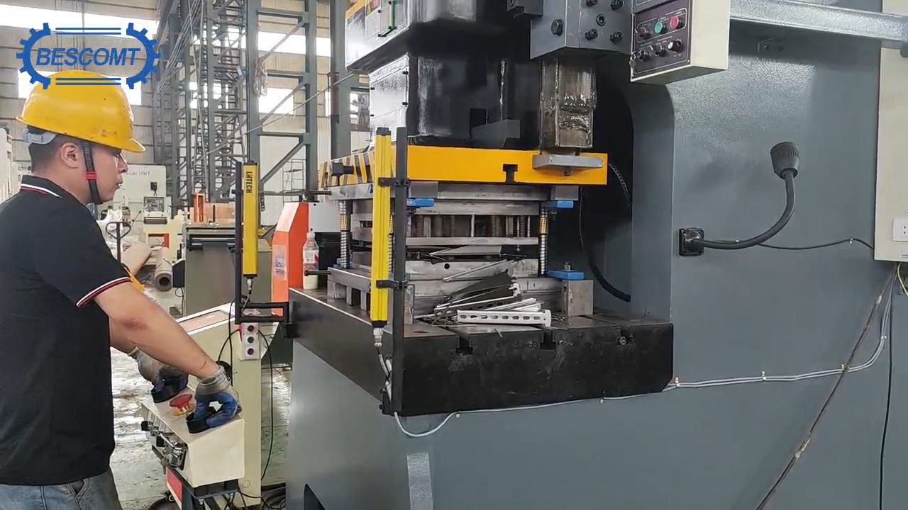 Linea di produzione di presse per stampaggio staffe per condizionatori d'aria in metallo